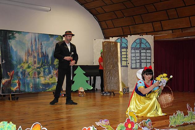 Magiczny Dzień Dziecka w Przedszkolu Nr 2. Rodzice na scenie jako bajkowi bohaterowie!