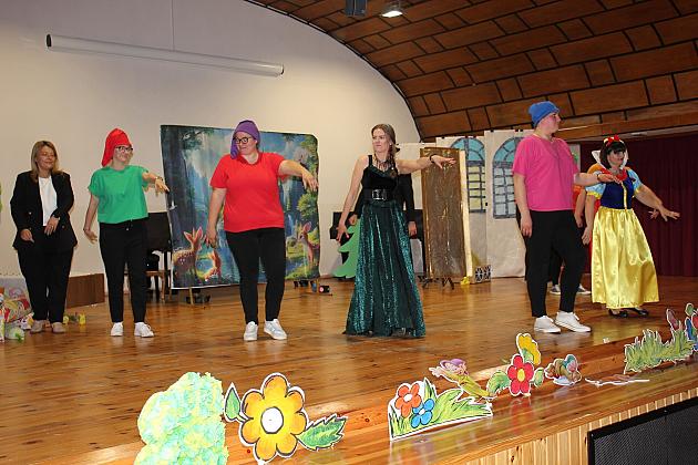 Magiczny Dzień Dziecka w Przedszkolu Nr 2. Rodzice na scenie jako bajkowi bohaterowie!