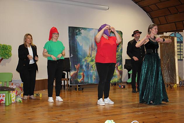 Magiczny Dzień Dziecka w Przedszkolu Nr 2. Rodzice na scenie jako bajkowi bohaterowie!