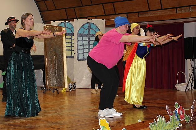 Magiczny Dzień Dziecka w Przedszkolu Nr 2. Rodzice na scenie jako bajkowi bohaterowie!