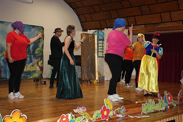 Magiczny Dzień Dziecka w Przedszkolu Nr 2. Rodzice na scenie jako bajkowi bohaterowie!