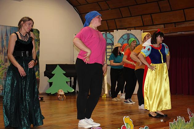 Magiczny Dzień Dziecka w Przedszkolu Nr 2. Rodzice na scenie jako bajkowi bohaterowie!