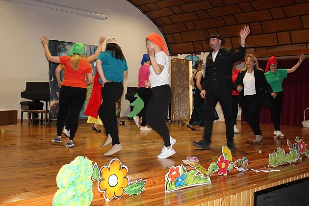 Magiczny Dzień Dziecka w Przedszkolu Nr 2. Rodzice na scenie jako bajkowi bohaterowie!