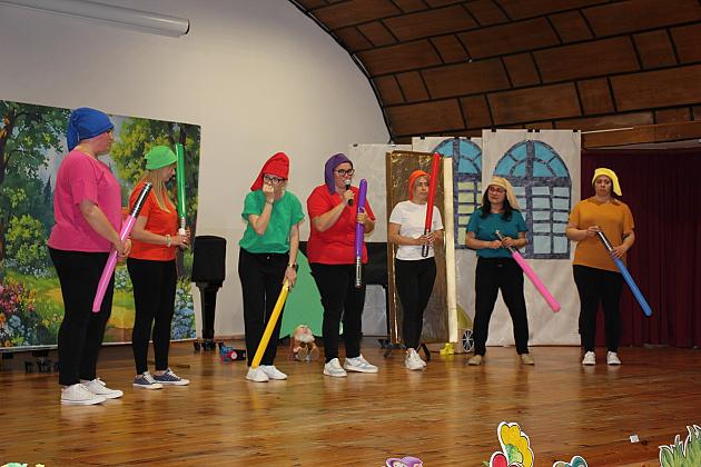 Magiczny Dzień Dziecka w Przedszkolu Nr 2. Rodzice na scenie jako bajkowi bohaterowie!