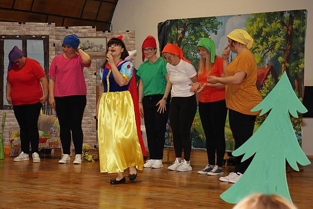 Magiczny Dzień Dziecka w Przedszkolu Nr 2. Rodzice na scenie jako bajkowi bohaterowie!