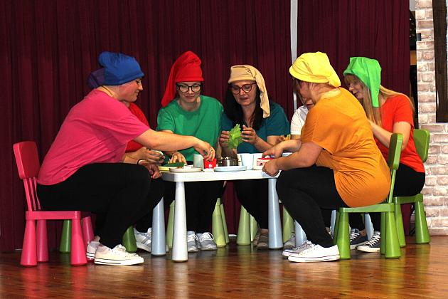 Magiczny Dzień Dziecka w Przedszkolu Nr 2. Rodzice na scenie jako bajkowi bohaterowie!