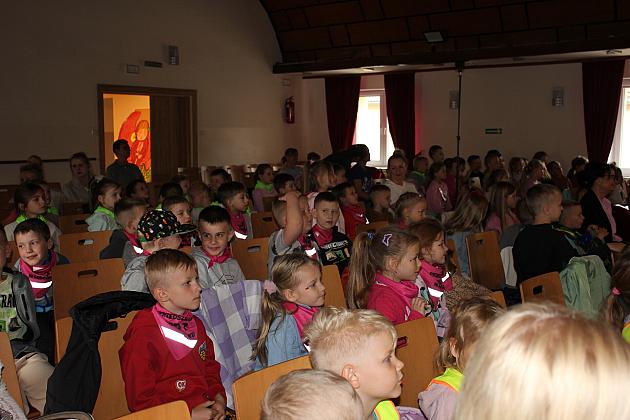 Magiczny Dzień Dziecka w Przedszkolu Nr 2. Rodzice na scenie jako bajkowi bohaterowie!