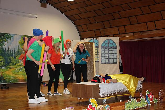 Magiczny Dzień Dziecka w Przedszkolu Nr 2. Rodzice na scenie jako bajkowi bohaterowie!