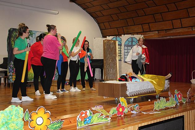 Magiczny Dzień Dziecka w Przedszkolu Nr 2. Rodzice na scenie jako bajkowi bohaterowie!