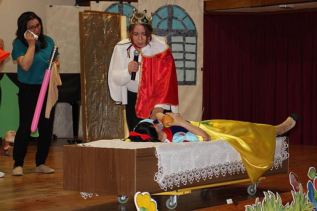 Magiczny Dzień Dziecka w Przedszkolu Nr 2. Rodzice na scenie jako bajkowi bohaterowie!