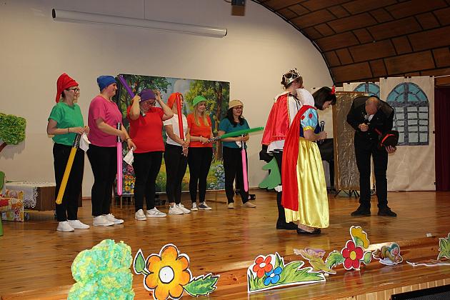 Magiczny Dzień Dziecka w Przedszkolu Nr 2. Rodzice na scenie jako bajkowi bohaterowie!