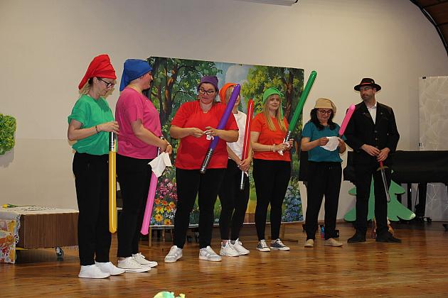 Magiczny Dzień Dziecka w Przedszkolu Nr 2. Rodzice na scenie jako bajkowi bohaterowie!