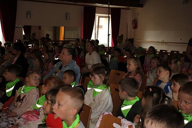 Magiczny Dzień Dziecka w Przedszkolu Nr 2. Rodzice na scenie jako bajkowi bohaterowie!