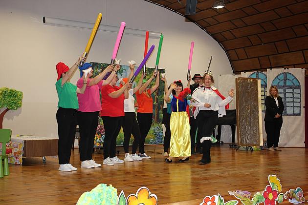 Magiczny Dzień Dziecka w Przedszkolu Nr 2. Rodzice na scenie jako bajkowi bohaterowie!