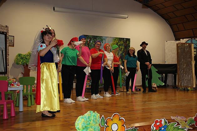 Magiczny Dzień Dziecka w Przedszkolu Nr 2. Rodzice na scenie jako bajkowi bohaterowie!