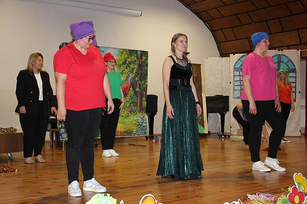 Magiczny Dzień Dziecka w Przedszkolu Nr 2. Rodzice na scenie jako bajkowi bohaterowie!