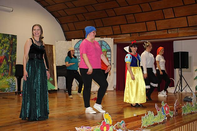 Magiczny Dzień Dziecka w Przedszkolu Nr 2. Rodzice na scenie jako bajkowi bohaterowie!