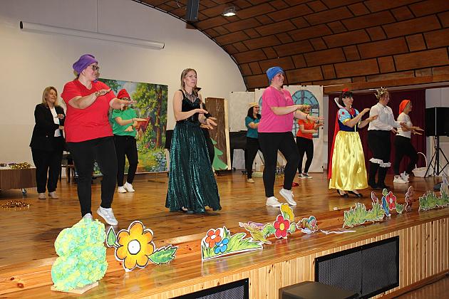 Magiczny Dzień Dziecka w Przedszkolu Nr 2. Rodzice na scenie jako bajkowi bohaterowie!