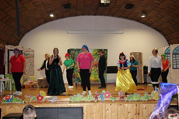 Magiczny Dzień Dziecka w Przedszkolu Nr 2. Rodzice na scenie jako bajkowi bohaterowie!