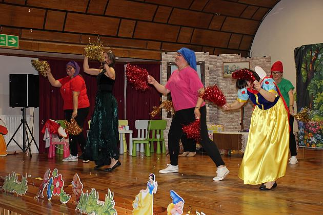 Magiczny Dzień Dziecka w Przedszkolu Nr 2. Rodzice na scenie jako bajkowi bohaterowie!