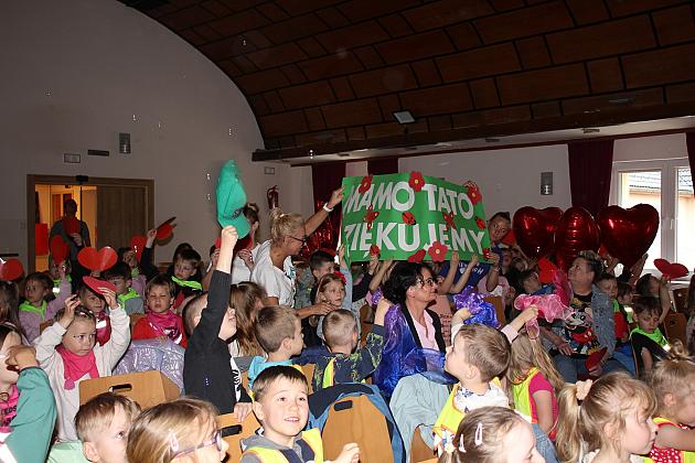 Magiczny Dzień Dziecka w Przedszkolu Nr 2. Rodzice na scenie jako bajkowi bohaterowie!