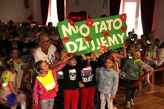 Magiczny Dzień Dziecka w Przedszkolu Nr 2. Rodzice na scenie jako bajkowi bohaterowie!