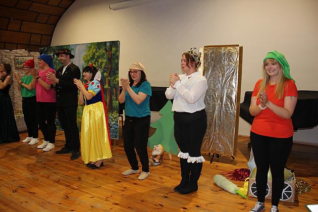 Magiczny Dzień Dziecka w Przedszkolu Nr 2. Rodzice na scenie jako bajkowi bohaterowie!