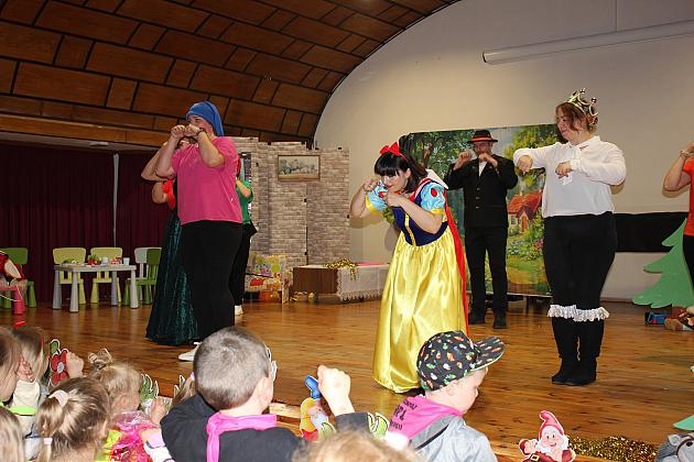 Magiczny Dzień Dziecka w Przedszkolu Nr 2. Rodzice na scenie jako bajkowi bohaterowie!