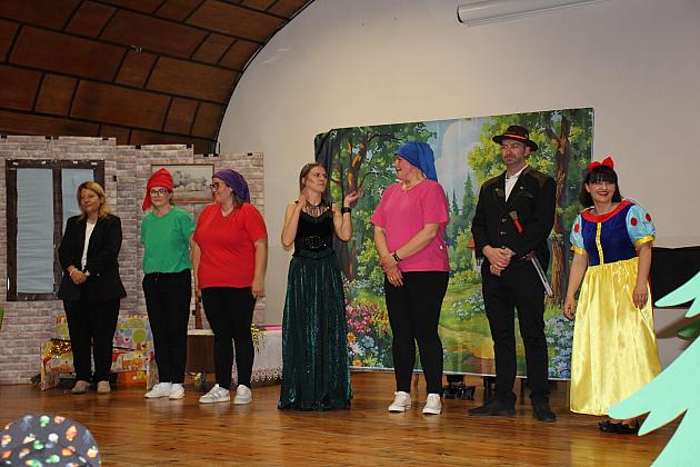 Magiczny Dzień Dziecka w Przedszkolu Nr 2. Rodzice na scenie jako bajkowi bohaterowie!