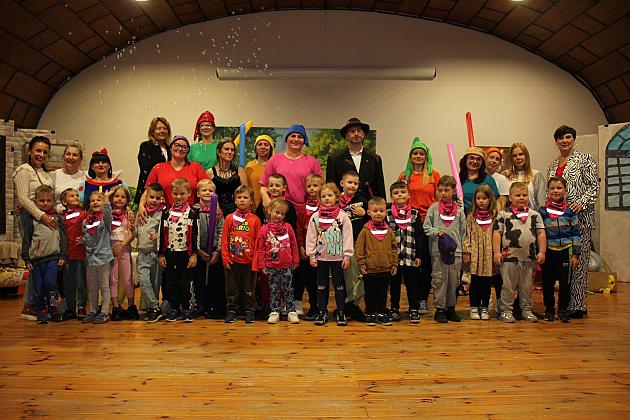 Magiczny Dzień Dziecka w Przedszkolu Nr 2. Rodzice na scenie jako bajkowi bohaterowie!