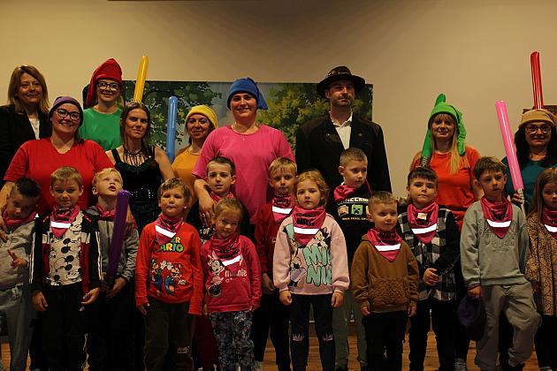 Magiczny Dzień Dziecka w Przedszkolu Nr 2. Rodzice na scenie jako bajkowi bohaterowie!