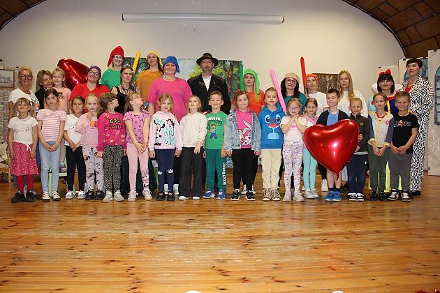 Magiczny Dzień Dziecka w Przedszkolu Nr 2. Rodzice na scenie jako bajkowi bohaterowie!