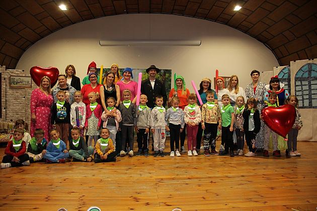 Magiczny Dzień Dziecka w Przedszkolu Nr 2. Rodzice na scenie jako bajkowi bohaterowie!