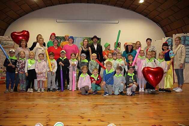 Magiczny Dzień Dziecka w Przedszkolu Nr 2. Rodzice na scenie jako bajkowi bohaterowie!