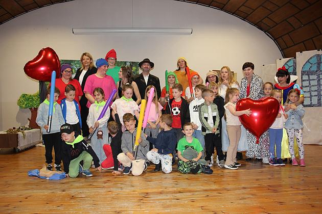 Magiczny Dzień Dziecka w Przedszkolu Nr 2. Rodzice na scenie jako bajkowi bohaterowie!