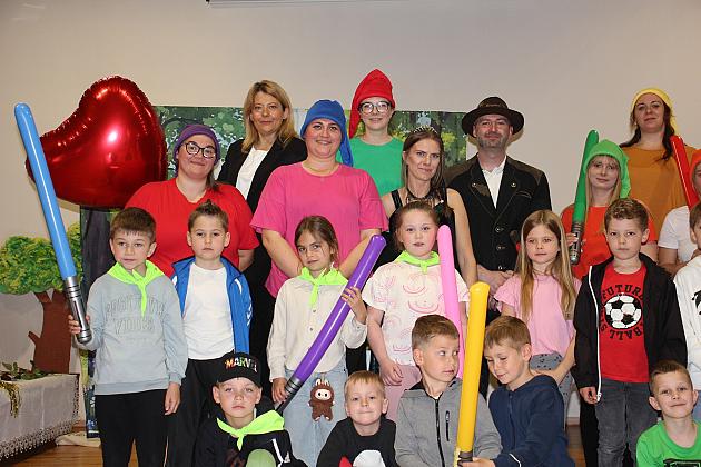 Magiczny Dzień Dziecka w Przedszkolu Nr 2. Rodzice na scenie jako bajkowi bohaterowie!