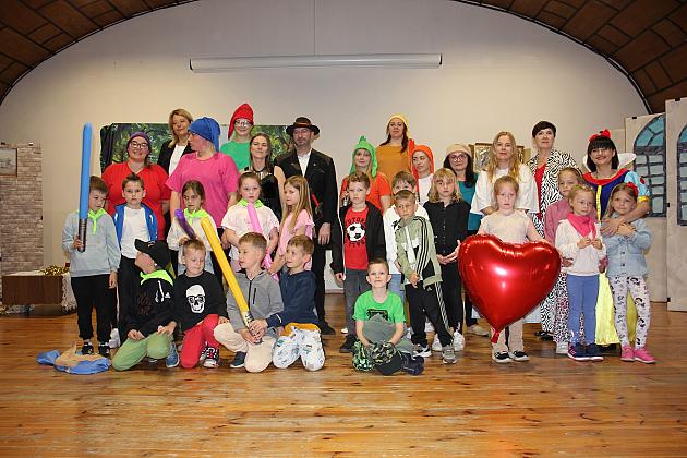 Magiczny Dzień Dziecka w Przedszkolu Nr 2. Rodzice na scenie jako bajkowi bohaterowie!