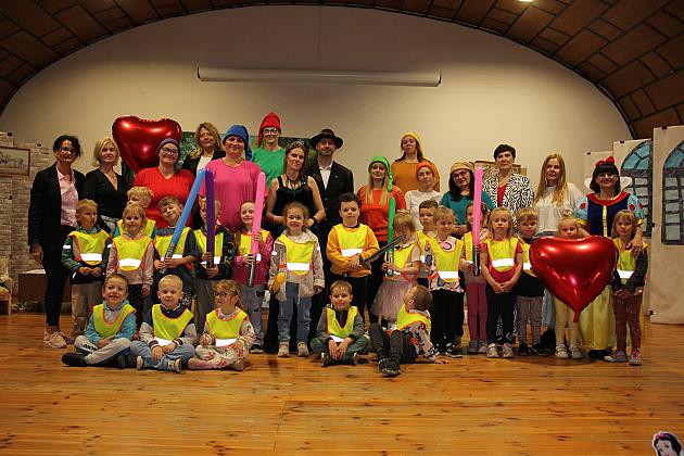 Magiczny Dzień Dziecka w Przedszkolu Nr 2. Rodzice na scenie jako bajkowi bohaterowie!