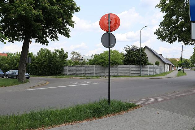 Nowe lustra drogowe w Lęborku – więcej bezpieczeństwa na trudnych skrzyżowaniach!