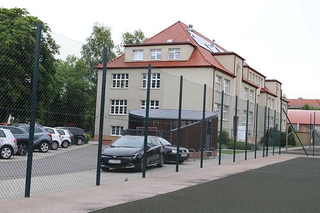 Bezpieczniej na boisku – nowy piłkochwyt przy SP nr 1