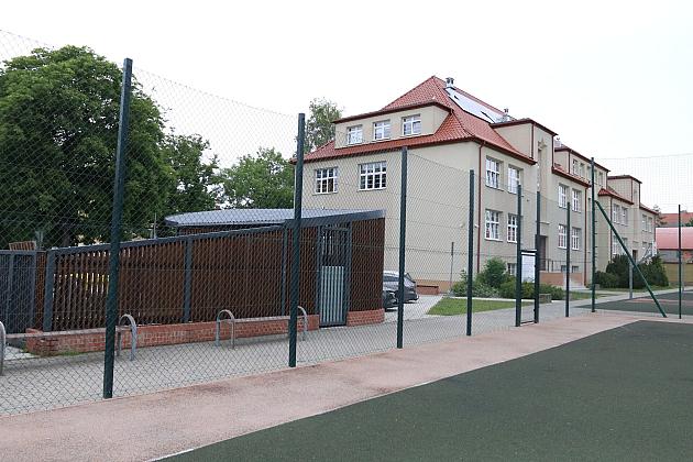 Bezpieczniej na boisku – nowy piłkochwyt przy SP nr 1