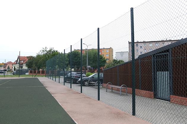 Bezpieczniej na boisku – nowy piłkochwyt przy SP nr 1