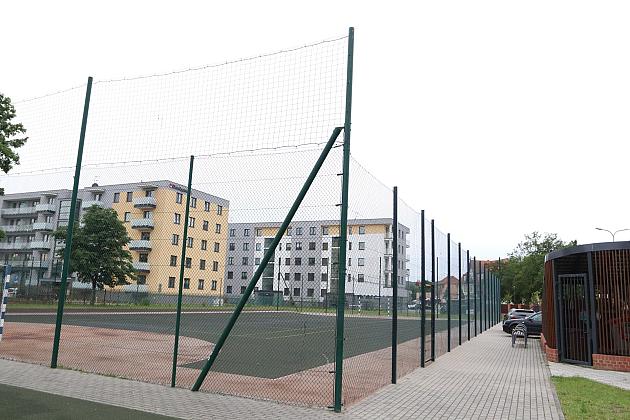 Bezpieczniej na boisku – nowy piłkochwyt przy SP nr 1