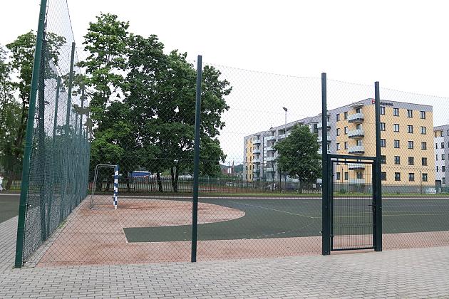 Bezpieczniej na boisku – nowy piłkochwyt przy SP nr 1