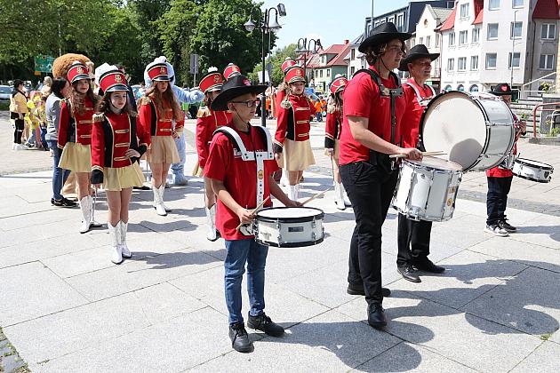 Barwna parada rozkręciła piąty Festiwal Uliczny w Lęborku. Szykujcie się na weekend pełen atrakcji!