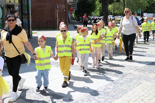 Barwna parada rozkręciła piąty Festiwal Uliczny w Lęborku. Szykujcie się na weekend pełen atrakcji!