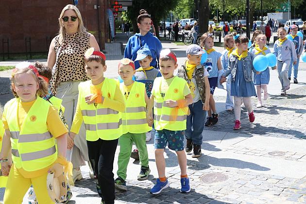 Barwna parada rozkręciła piąty Festiwal Uliczny w Lęborku. Szykujcie się na weekend pełen atrakcji!