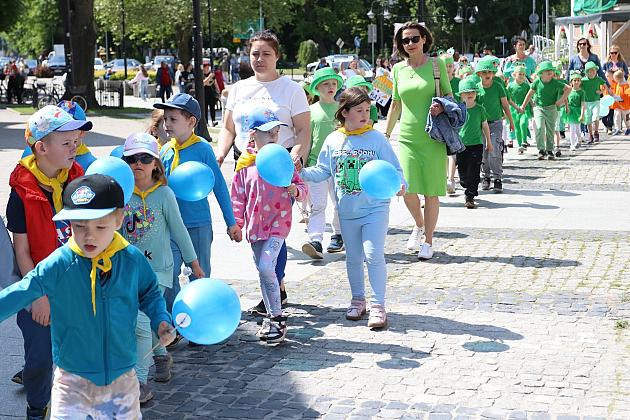 Barwna parada rozkręciła piąty Festiwal Uliczny w Lęborku. Szykujcie się na weekend pełen atrakcji!