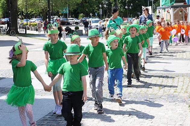 Barwna parada rozkręciła piąty Festiwal Uliczny w Lęborku. Szykujcie się na weekend pełen atrakcji!
