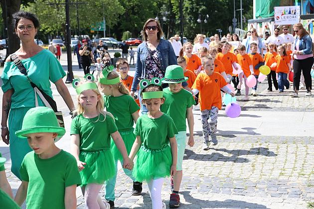 Barwna parada rozkręciła piąty Festiwal Uliczny w Lęborku. Szykujcie się na weekend pełen atrakcji!